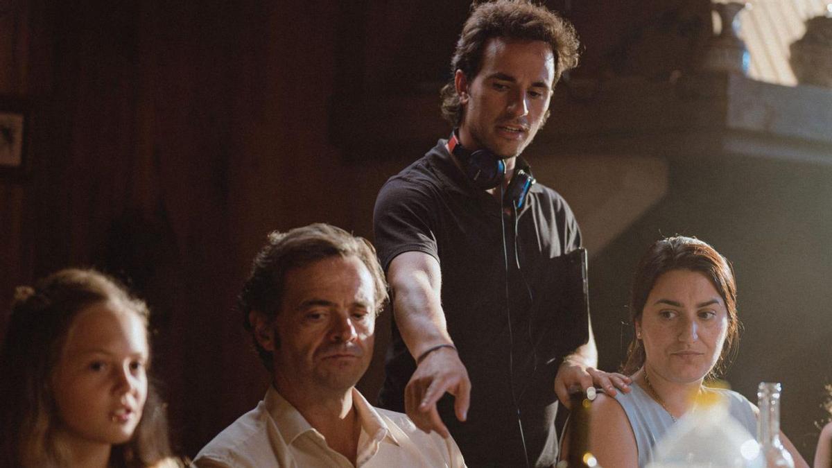 Uxía Otero, Machi Salgado e Alba Blanco (e-d). De pé, o director Alejandro Jato.