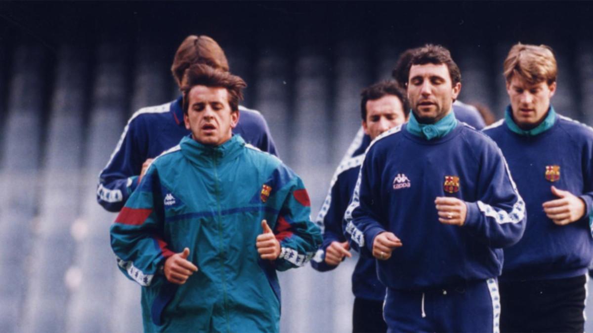 Quique Estebaranz, con sudadera verde, en su etapa como jugador del FC Barcelona junto a Hristo Stoichkov