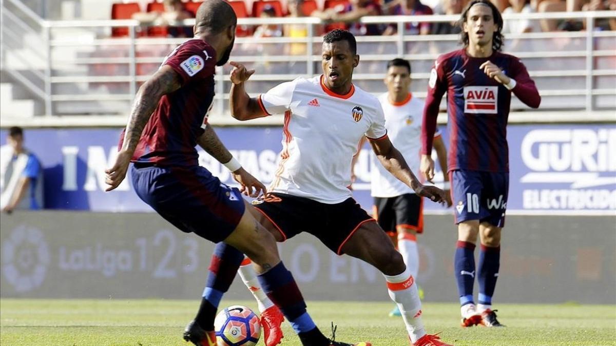 Nani intenta irse de Bebé  durante el partido  de Ipurúa