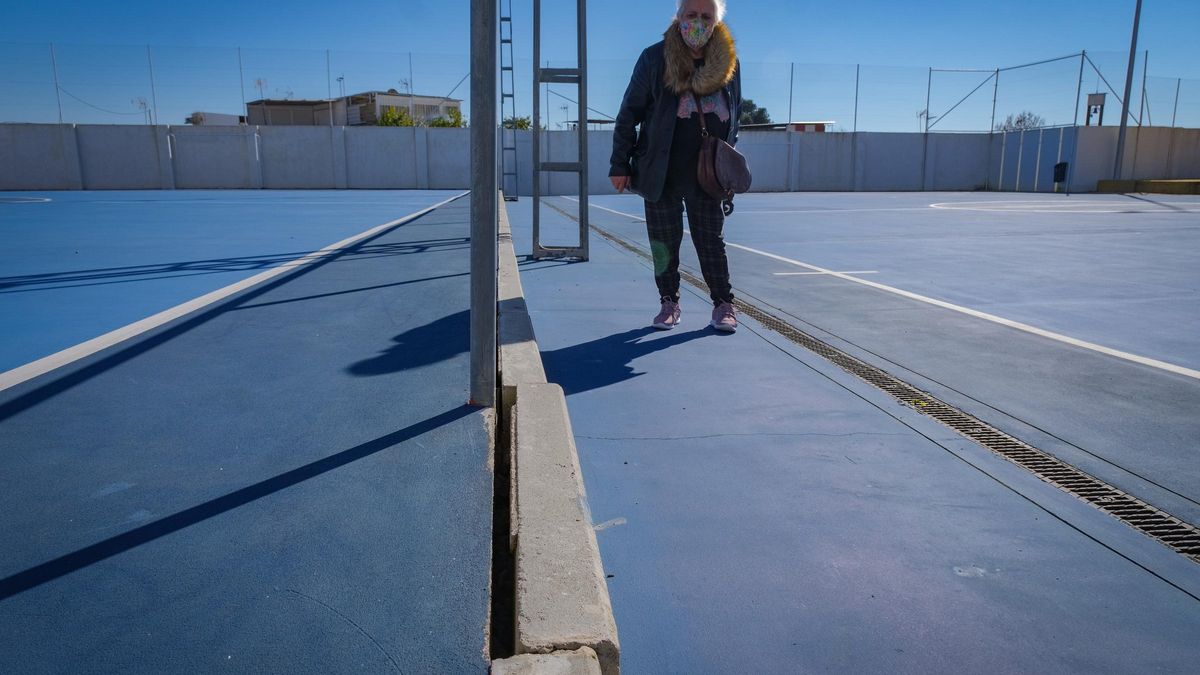 Paqui Yáñez, presidenta de la Asociación de Vecinos de la Uva, muestra algunos desperfectos en las pistas deportivas.