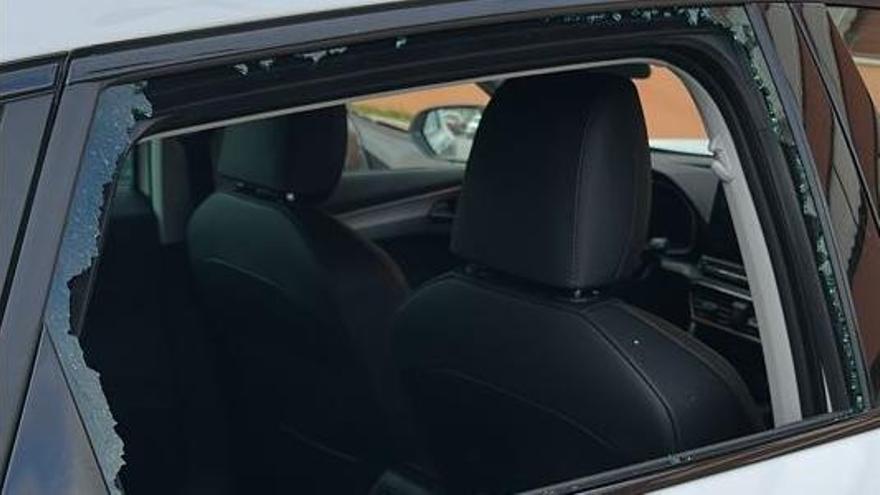 El cristal del coche roto