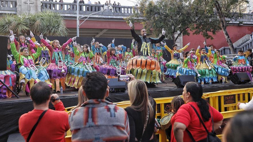 ‘Concurseros’ y carnavaleros se hacen uno en el Carnaval de calle