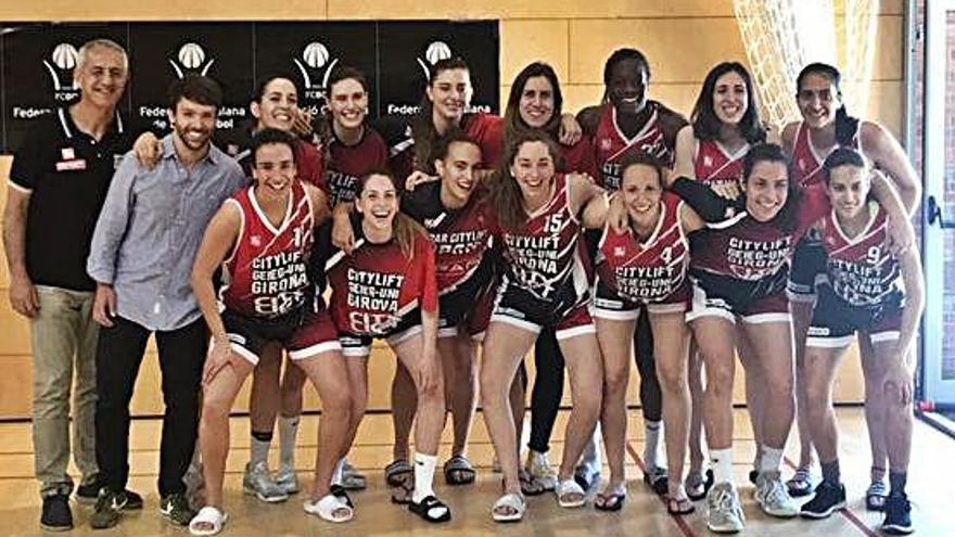 Les jugadores del Citylift GEiEG Uni celebrant l&#039;èxit de l&#039;ascens a Lliga Femenina-2.