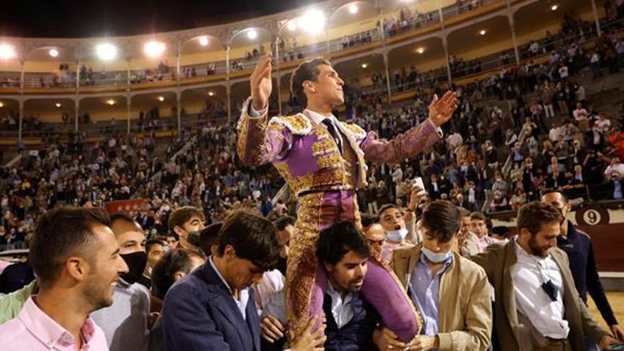 El diestro Ginés Marín sale por la puerta grande tras cortar dos orejas, con su segundo astado en el festejo taurino de la Feria de Otoño, este martes en la Monumental de Las Ventas, compartiendo cartel con Morante de la Puebla y López Simón, con toros de Alcurrucén.