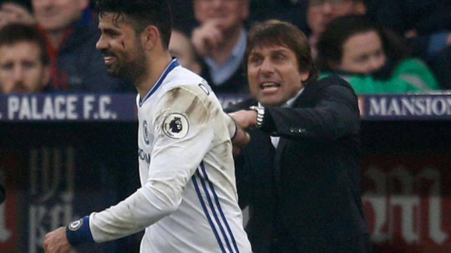 Diego Costa celebra con Antonio Conte su gol al Crystal Palace.