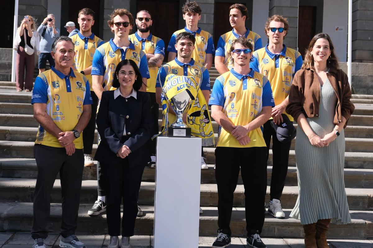 Carolina Darias y Carla Campoamor posan con los campeones de la Copa del Rey, la plantilla del Molina Sport.
