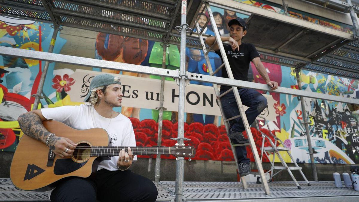 Noan canta ante el mural de LA NUEVA ESPAÑA: "Es toda una inspiración"