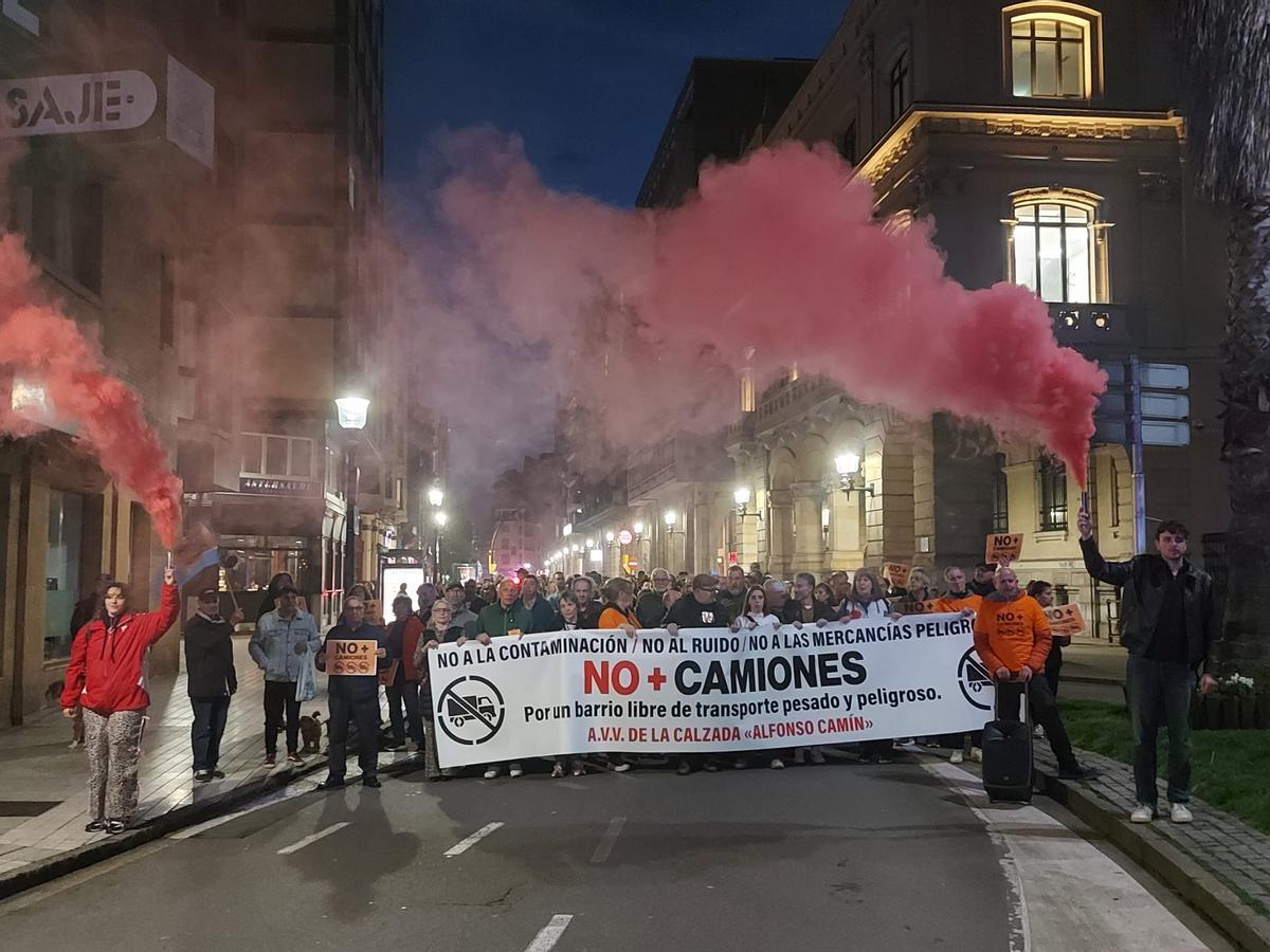 Un poco de humo rojo para darle un toque colorido a una protesta que encara su tramo final. Los silbatos no dejan de sonar.