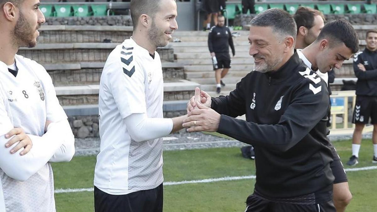 El entrenador, García Pimienta, saluda a Kirian.