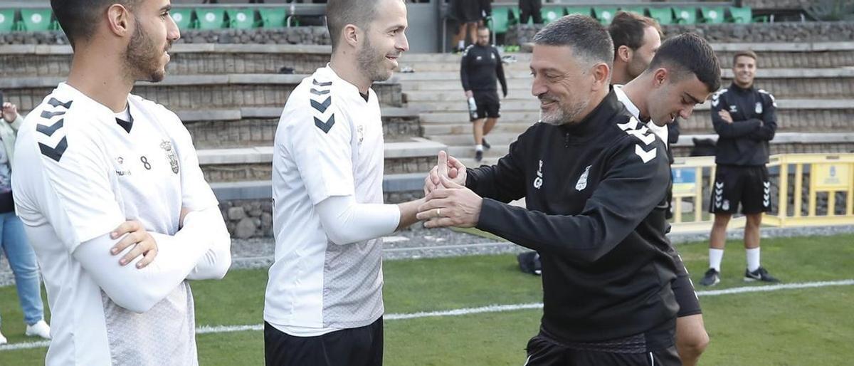 El entrenador, García Pimienta, saluda a Kirian.
