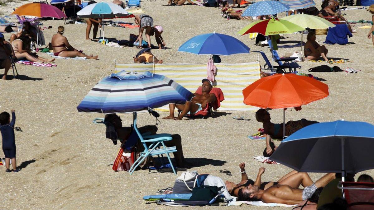 Playa de A Illa de Arousa llena de bañistas.