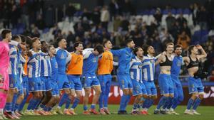 - Los jugadores del Deportivo de la Coruña celebran la victoria conseguida ante el RCD Mallorca en el encuentro de dieciseisavos de final de la Copa del Rey disputado este martes en el estadio de Riazor. EFE/Cabalar. deportivo la coruña . mallorca. copa del rey 2025/2026 deportivo la coruña . mallorca. accion. riazor