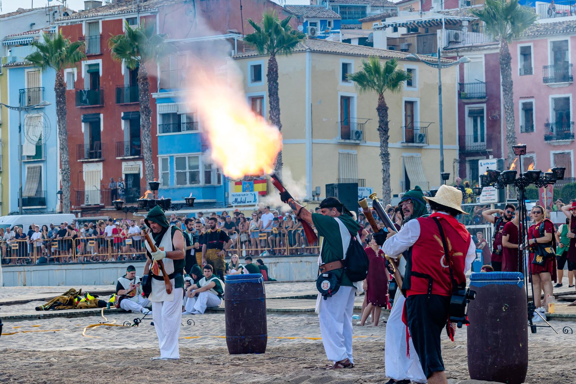 Fiestas de La Vila. Así ha sido el Alijo y la Embajada Contrabandista en la Playa.