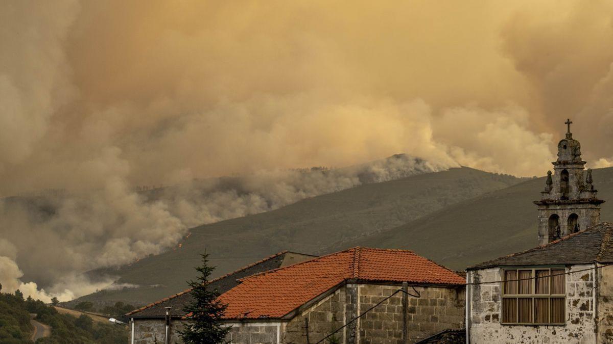 Incendio forestal visto desde el pueblo de Santa Cruz.