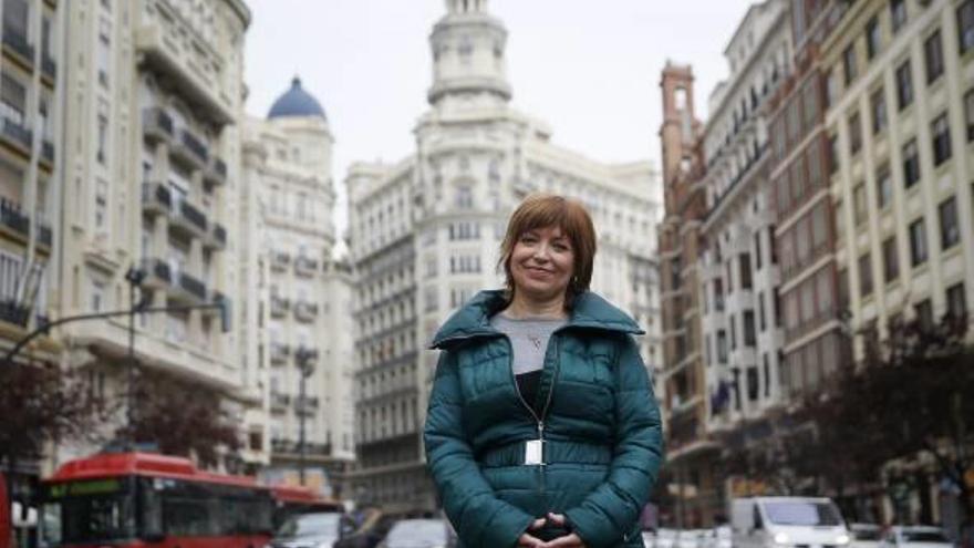 La futura directora general de la nueva RTVV, Empar Marco, posa en el centro de Valencia.