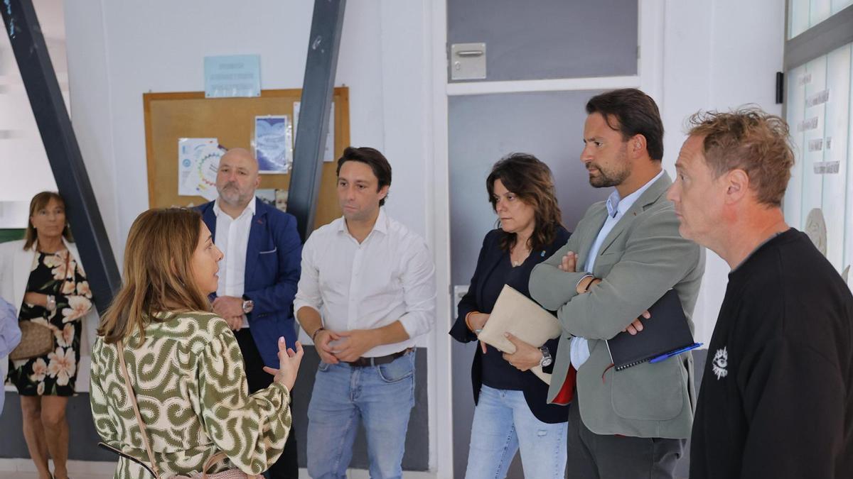 Álvaro Queipo, presidente del PP de Asturias (segundo por la derecha), con Beatriz Polledo a su lado en la visita a Adansi.