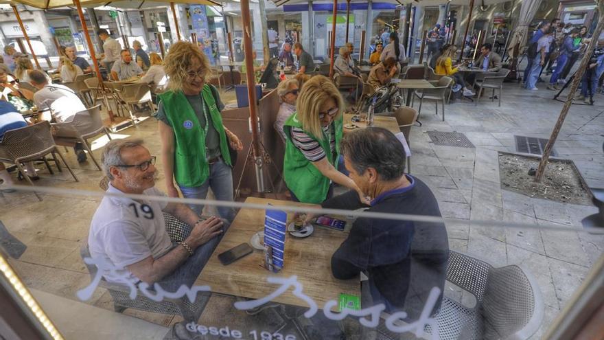 Los volutarios de la Asociación contra el Cancer, hoy en la terraza del Bar Bosch