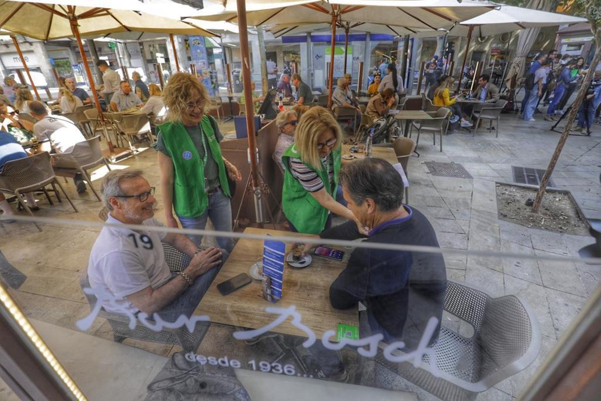 Los volutarios de la Asociación contra el Cancer, hoy en la terraza del Bar Bosch