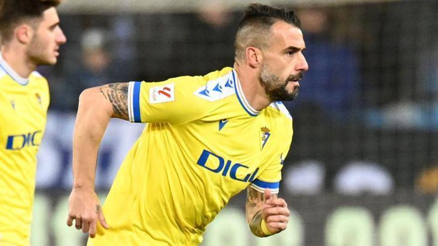 Álvaro Negredo con la camiseta del Cádiz