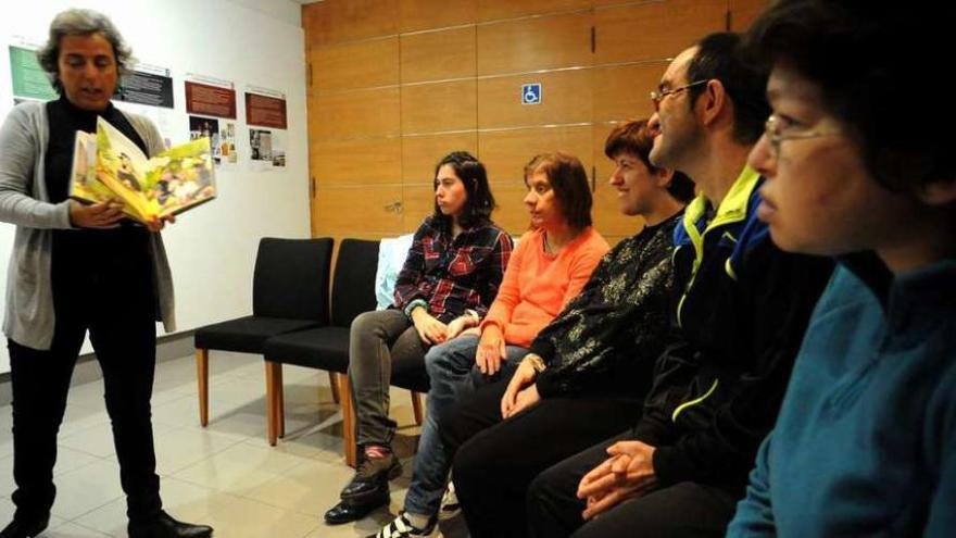 Sesión de lectura en la biblioteca municipal con alumnos de Con Eles. // Iñaki Abella