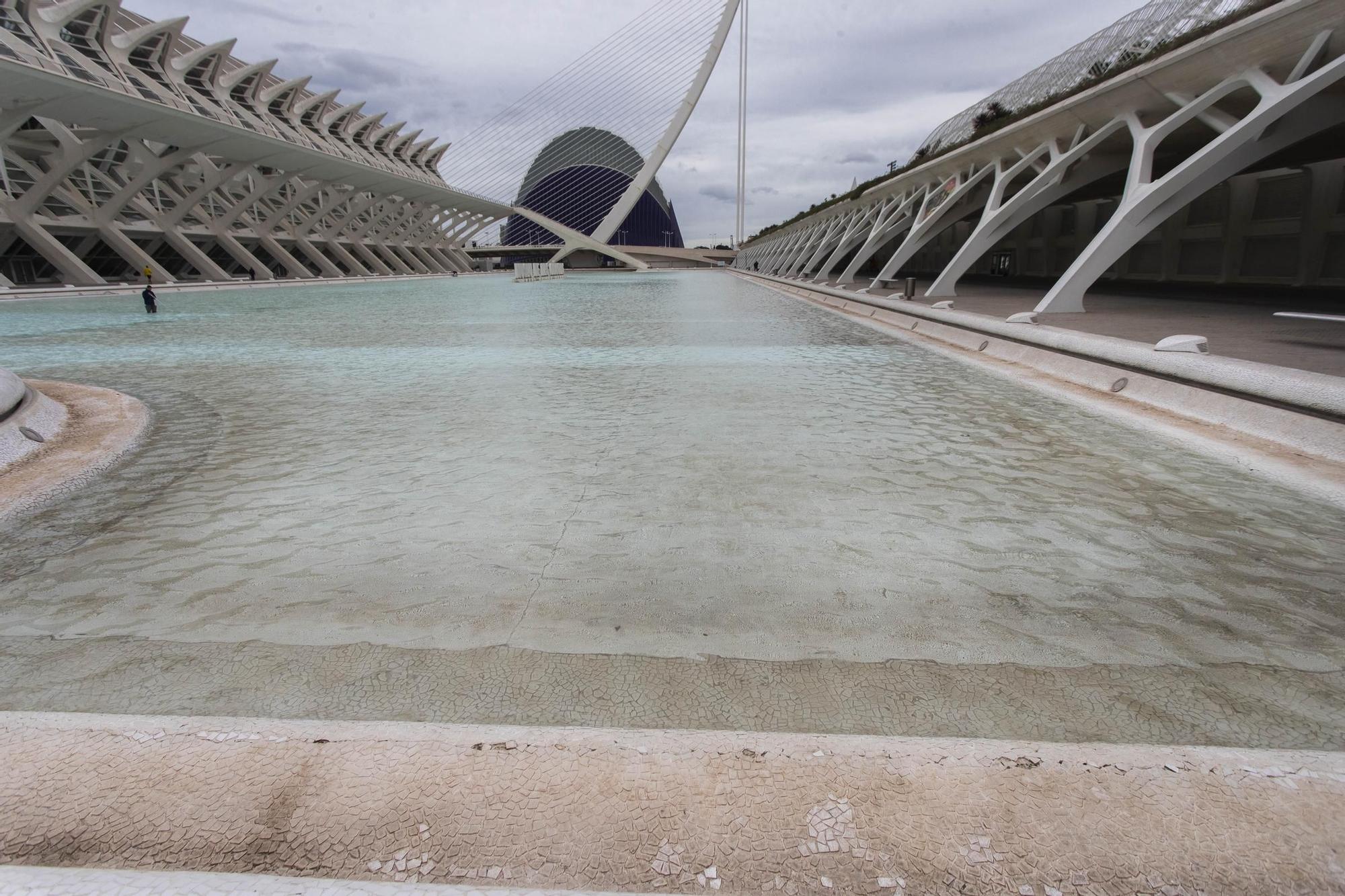 El polvo rojo del sahara "tiñe" la Ciudad de las Ciencias