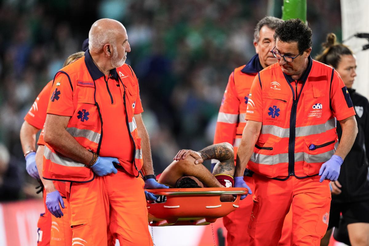 Isaac Romero of Sevilla FC injury during the Spanish league, La Liga EA Sports, football match played between Real Betis and Sevilla FC at Benito Villamarin stadium on April 28, 2024, in Sevilla, Spain. AFP7 28/04/2024 ONLY FOR USE IN SPAIN / Joaquin Corchero / AFP7 / Europa Press;2024;Soccer;Sport;ZSOCCER;ZSPORT;Real Betis v Sevilla FC - La Liga EA Sports