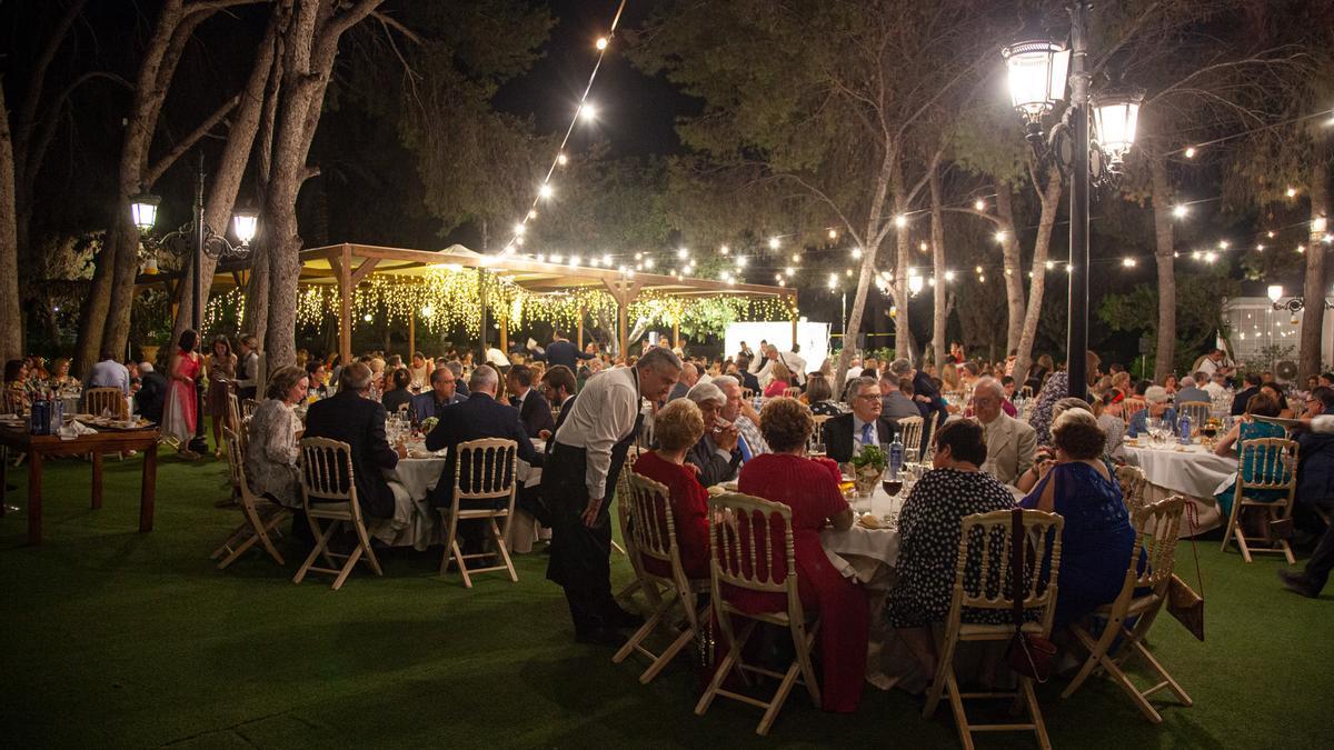 Imagen de algunas de las mesas en la cena de Alinur