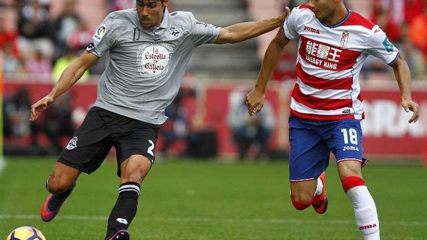 Juanfran conduce el balón ayer en Granada.