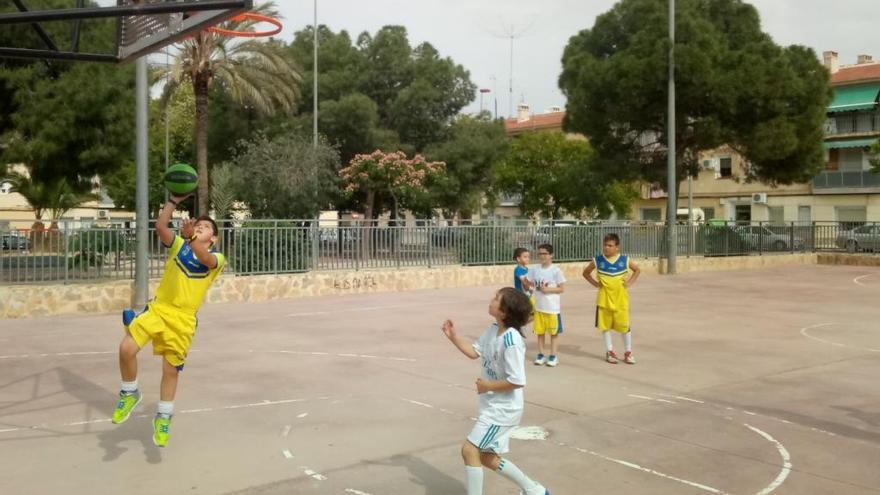 Actividades como el campeonato de baloncesto y la visita a la Cueva de la Serreta se podrán disfrutar durante los días de Feria.