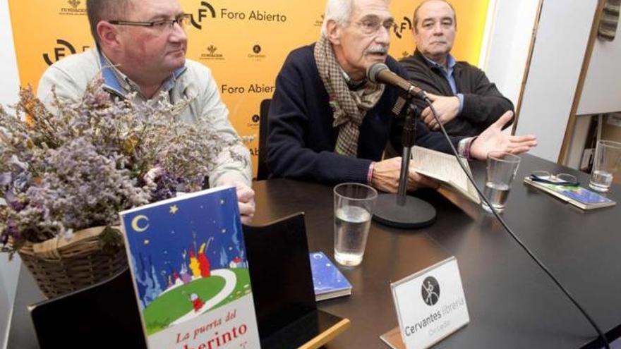 Desde la izquierda, Leopoldo Sánchez Torre, Jaime Herrero y Álvaro Ruiz de la Peña, ayer, en la librería Cervantes.