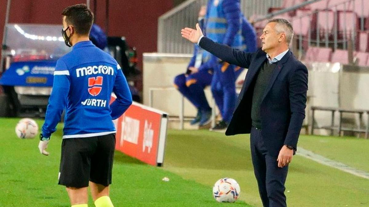 Fran Escribá durante el partido en el Camp Nou