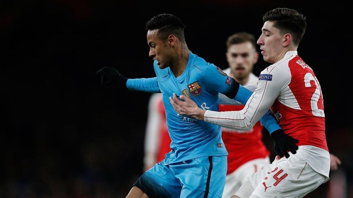 Bellerín persigue a Neymar en el Arsenal-Barça de la Champions.