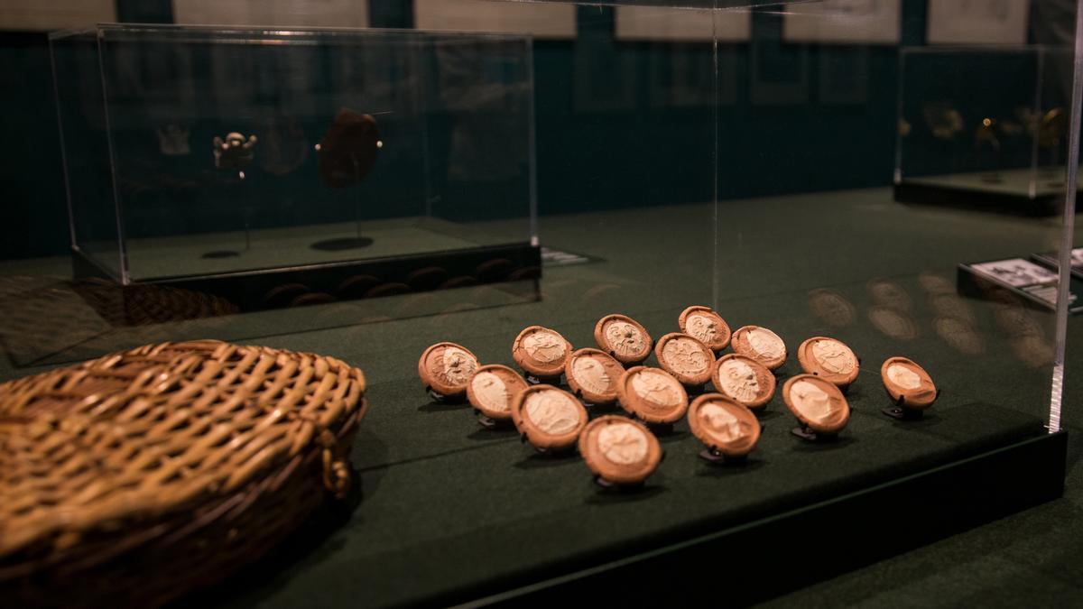 19 medallones grabados en arcilla que Picasso guardó en una cesta de mimbre llena de paja, que el artista regaló como si fueran huevos de Pascua a su última esposa, Jaqueline Roque.