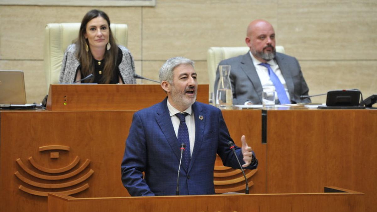 El diputado Bello (PSOE) en sede parlamentaria.