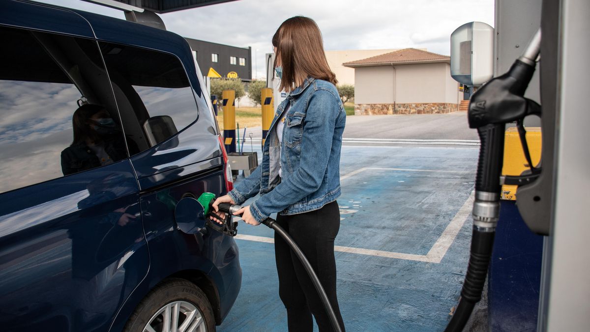 Una conductora posant gasolina