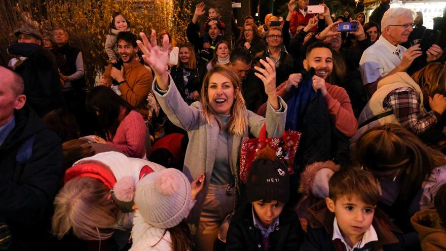 La Cabalgata de Reyes de Málaga cumple un siglo de vida repartiendo más de 20.000 kilos de caramelos