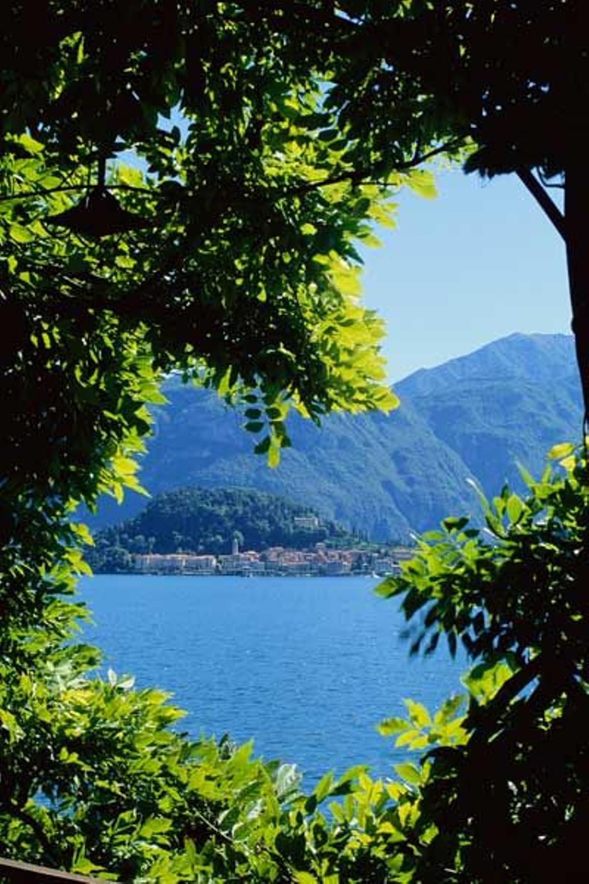 Vista de Bellagio desde Cadenabbia a través del Lago Como.