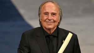 Joan Manuel Serrat posa  amb el premi, ahir a Oviedo.  |  MIGUEL RIOPA / AFP