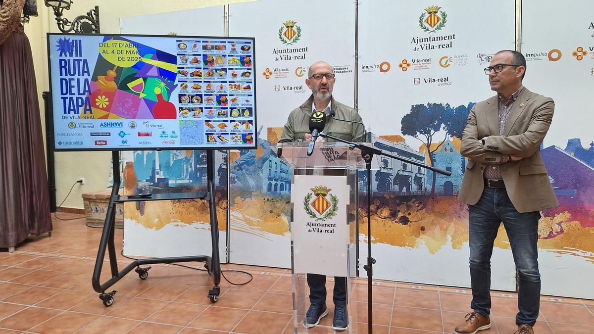 El president d'Ashiovi, Emilio Miralles; i el regidor de Comerç i Hostaleria, Xus Madrigal, han presentat l'edició d'enguany de la Ruta de la Tapa.