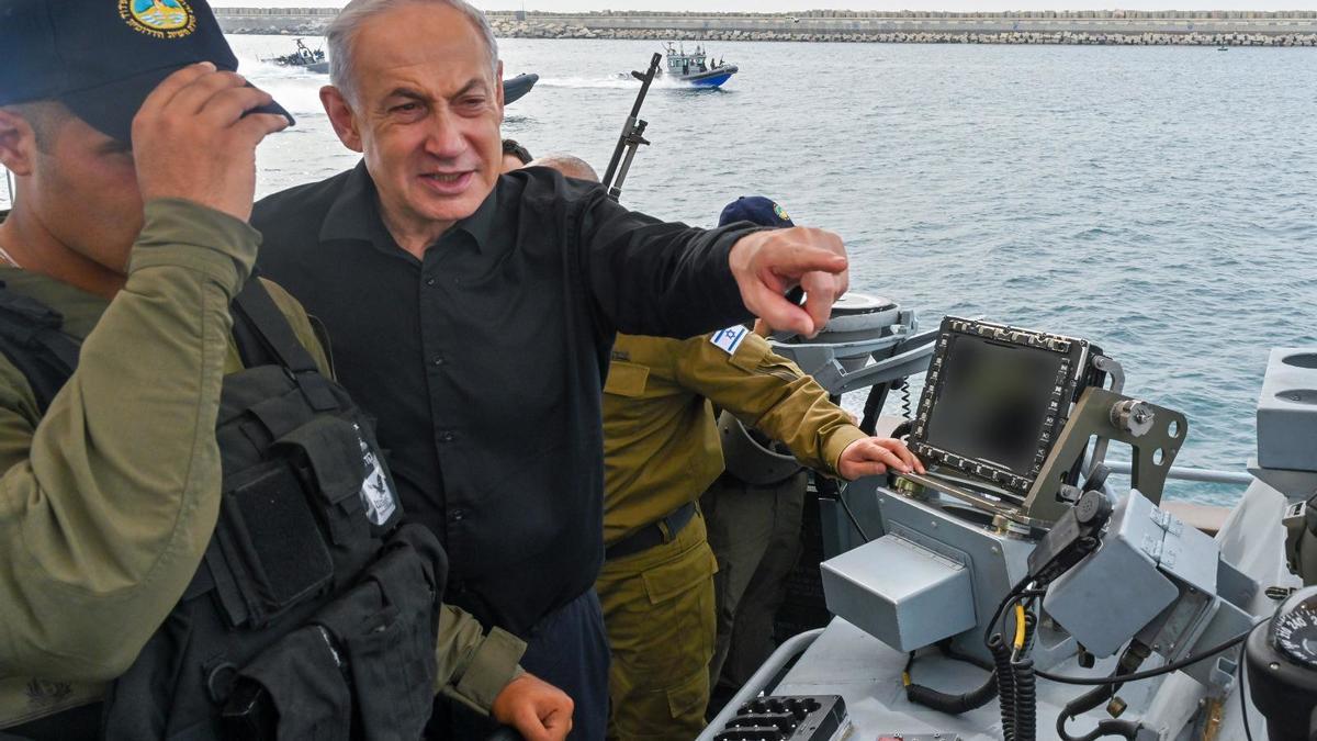 El primer ministro de Israel, Binyamín Netanyahu, visita a militares de la Armada.