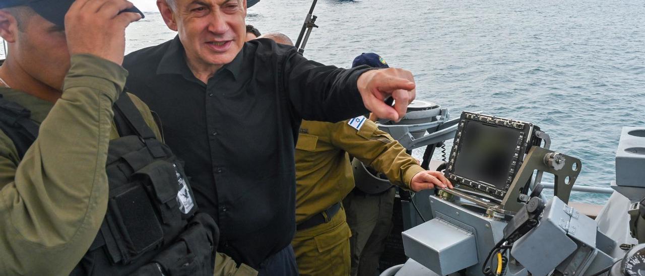 El primer ministro de Israel, Binyamín Netanyahu, visita a militares de la Armada.
