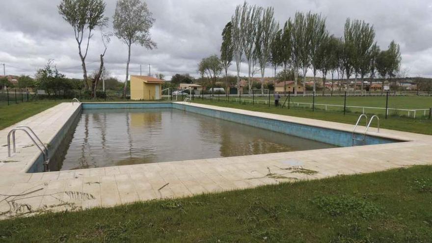 La piscina fluvial de Manganeses con el caño del regato desbordado, en la mañana de ayer.