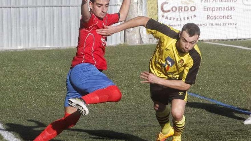 Un futbolista del Mos elude a uno del Domaio. // Santos Álvarez