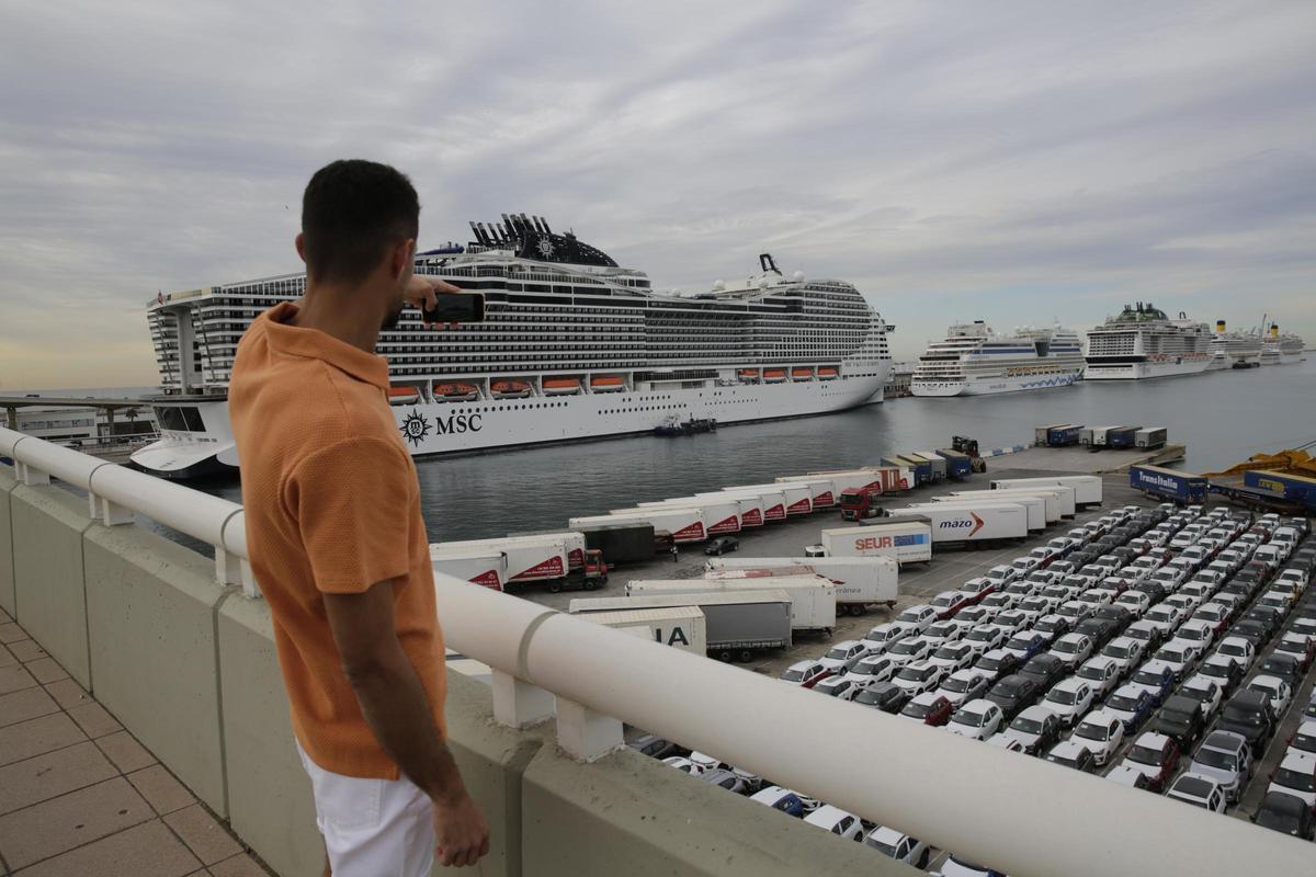 Cola de cruceros en el Moll Adosat