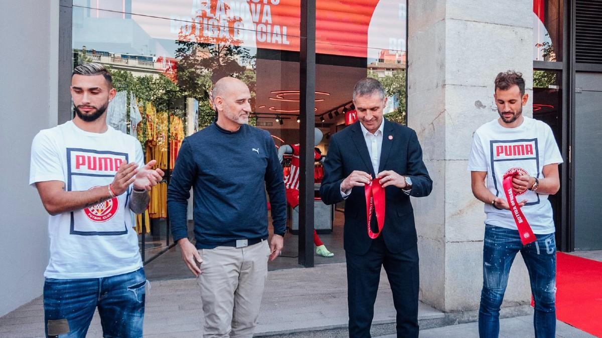 ¡Stuani y el Taty cortaron la cinta de inauguración de la nueva tienda del Girona!