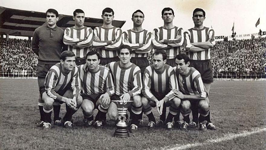 Equipo del Sporting en la temporada 1966-67. Por la izquierda, de pie, Solana, Cárdenas, Alonso, Uribe, Alberto y Eraña; agachados, Montes, Pocholo, Solabarrieta, Félix y Amengual. | LNE
