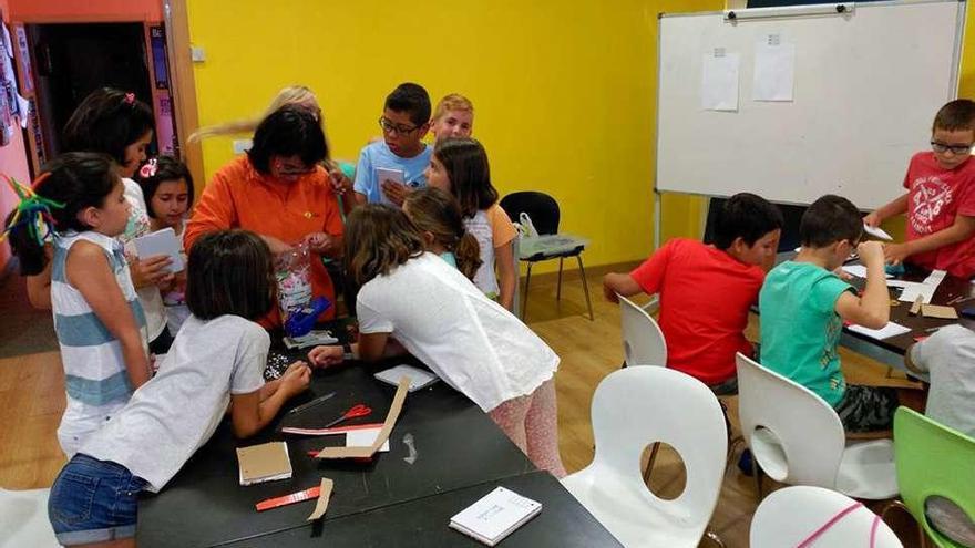 Veinte participantes en el taller de &quot;scrapbooking&quot;