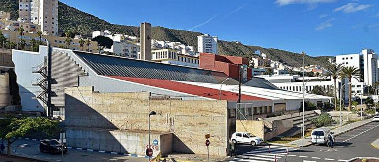 El edificio del extinto Colegio Universitario de Las Palmas (CULP), desde el Hospital Materno Infantil de Canarias.