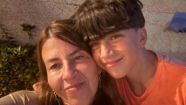 Bruno Campos, de 13 años, fotografiado con su madre, Flor Borrás.