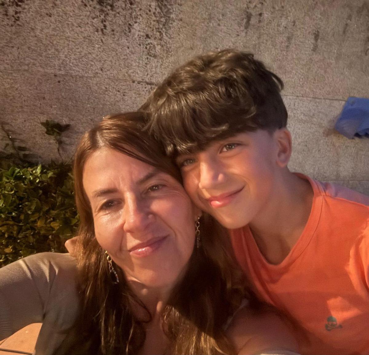 Bruno Campos, de 13 años, fotografiado con su madre, Flor Borrás.